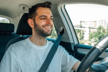 Direksiyondaki genç adam sürüyordu.