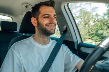 Direksiyondaki genç adam sürüyordu.