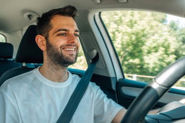 Direksiyondaki genç adam sürüyordu.