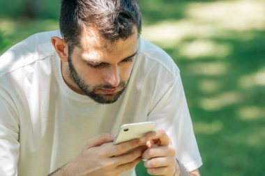Cep telefonu olan genç bir adam.