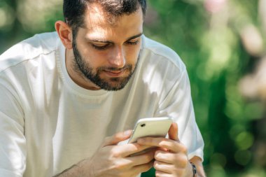 Cep telefonu olan genç bir adam.