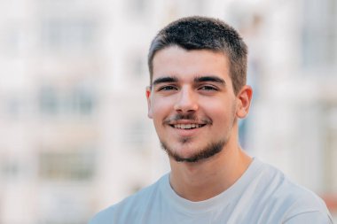 Sakallı çekici bir genç adam portresi.