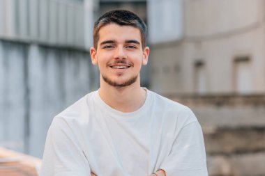 Gülümseyen genç adam ya da genç adam portresi