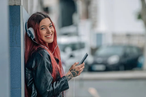 Κοκκινομάλλα Κορίτσι Χαμογελά Ευτυχισμένη Κινητό Τηλέφωνο Και Ακουστικά Στο Δρόμο — Φωτογραφία Αρχείου