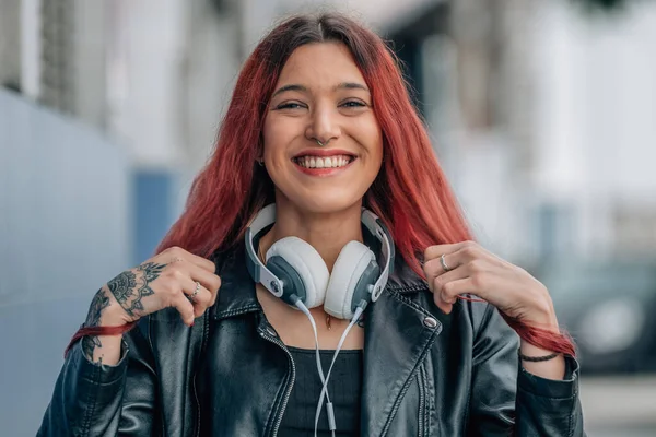 Κοκκινομάλλα Κοπέλα Μακριά Μαλλιά Και Αστικό Στυλ Χαμογελώντας Ευτυχισμένη — Φωτογραφία Αρχείου