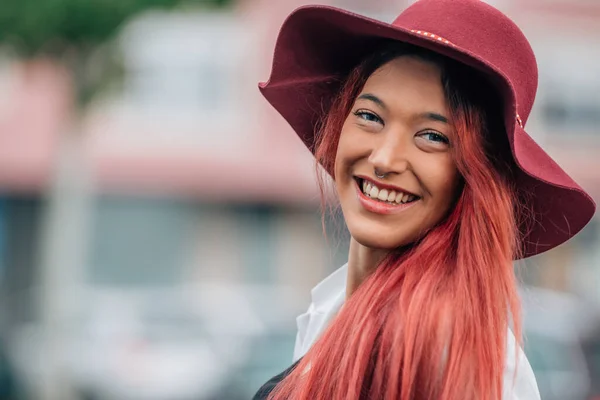 Portrait Smiling Redhead Girl Hat Outdoors Street — Stockfoto