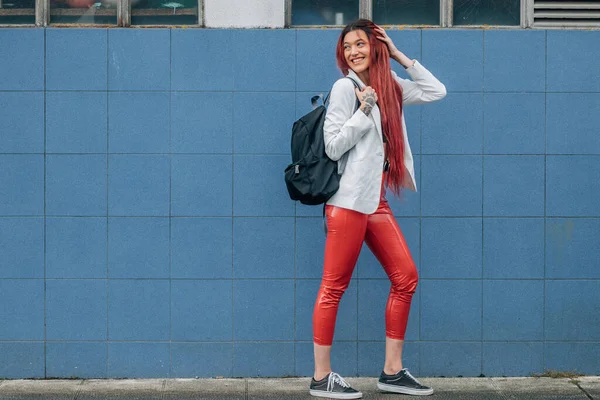 Vörös Hajú Lány Boldogan Sétál Utcán — Stock Fotó