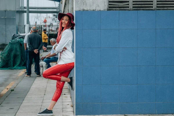 Rødhåret Hipster Med Hat Gadevæggen - Stock-foto