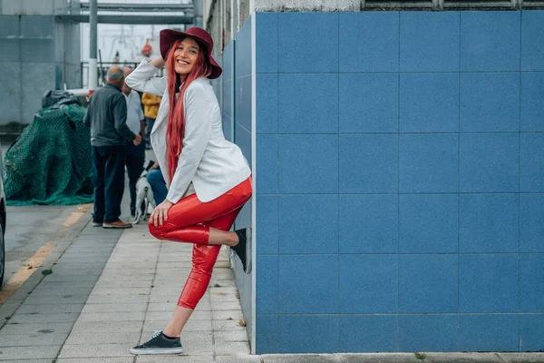 Rotschopf Hipster Mit Hut Der Straßenwand — Stockfoto
