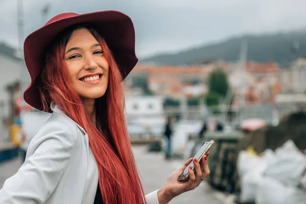 Rothaariges Mädchen Mit Hut Und Handy Auf Der Straße — Stockfoto