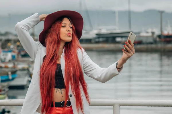 Hipster Influencer Flicka Gatan Inspelning Video Med Mobiltelefon — Stockfoto