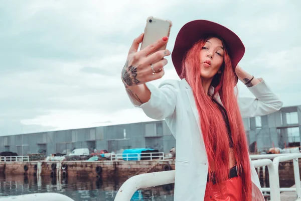 Redhead Influencer Mobile Phone Recording Taking Photo — Stockfoto
