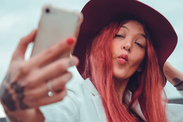 Chica Hipster Urbana Con Grabación Teléfono Móvil Tomar Fotos — Foto de Stock