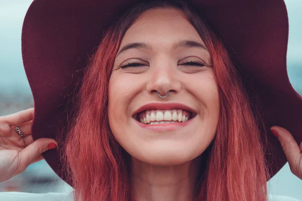 Рыжая Молодая Женщина Девушка Шляпе Улыбается Счастливой — стоковое фото