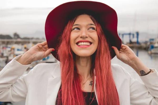 Rödhårig Ung Kvinna Eller Flicka Med Hatt Leende Glad — Stockfoto
