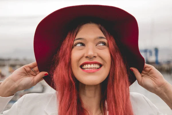 Rothaarige Junge Frau Oder Mädchen Mit Hut Lächelt Glücklich — Stockfoto