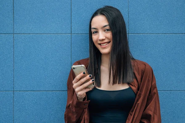 Menina Asiática Com Chapéu Telefone Celular Parede Rua — Fotografia de Stock