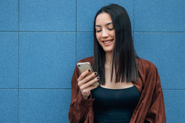 Menina Asiática Com Chapéu Telefone Celular Parede Rua — Fotografia de Stock