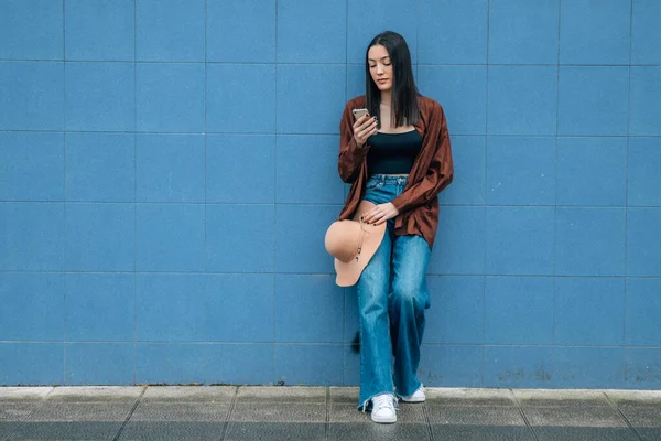 Jeune Fille Avec Téléphone Portable Sur Mur Rue — Photo