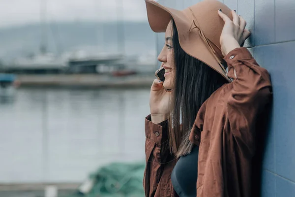 Giovane Ragazza Con Telefono Cellulare Sul Muro Della Strada — Foto Stock