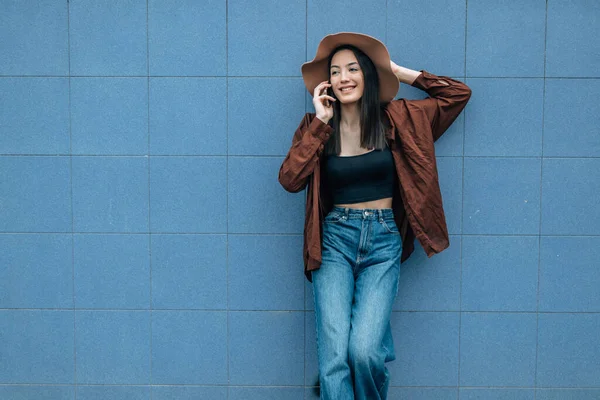 Jeune Fille Avec Téléphone Portable Sur Mur Rue — Photo