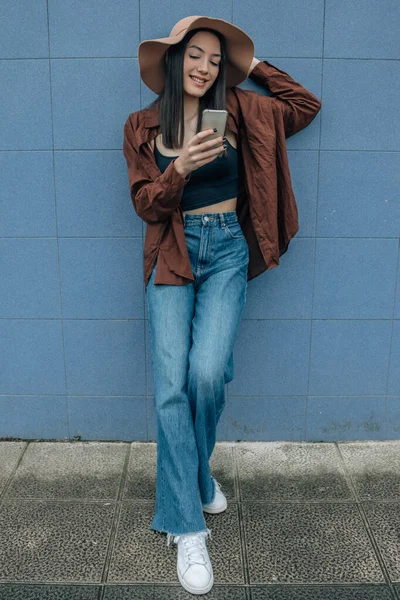 Giovane Ragazza Hipster Con Telefono Cellulare Smartphone — Foto Stock