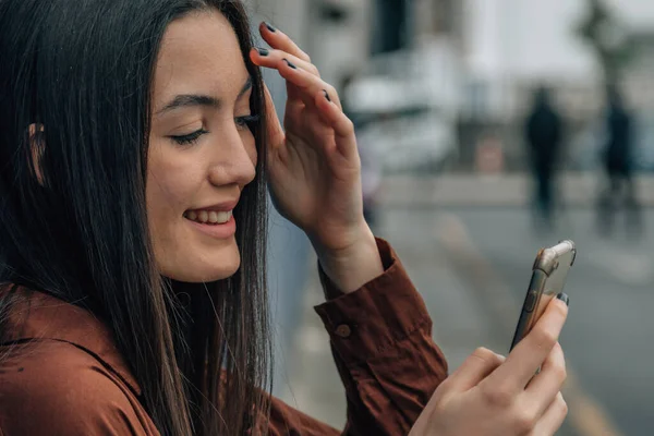 Girl Street Looking Mobile Phone — Fotografia de Stock