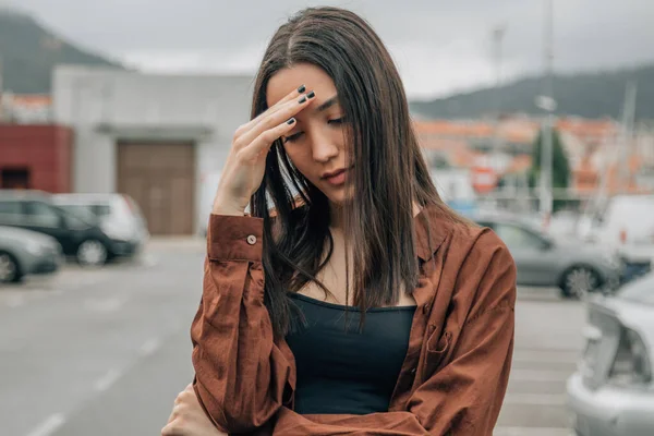 Menina Rua Com Expressão Pensativa Reflexão — Fotografia de Stock