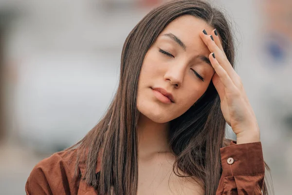 Fille Dans Rue Avec Une Expression Épuisement Fatigue — Photo