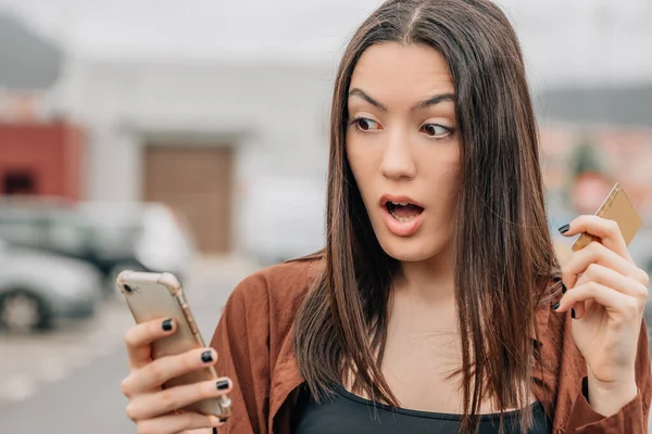 Surprised Girl Credit Card Mobile Phone Buying Paying Online — Stock Photo, Image