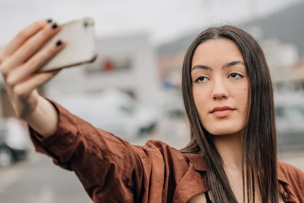 Menina Com Telefone Celular Fazendo Selfie Gravação Vídeo Rua — Fotografia de Stock