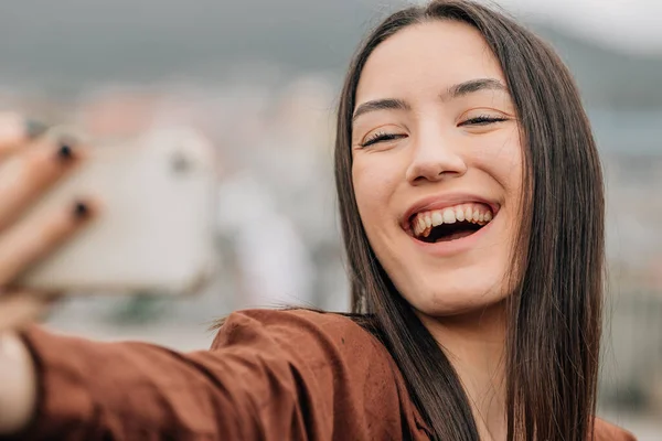 Ragazza Strada Con Telefono Cellulare Scattare Foto — Foto Stock