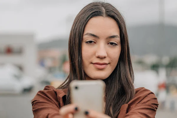 Menina Rua Com Telefone Celular Tirar Foto — Fotografia de Stock