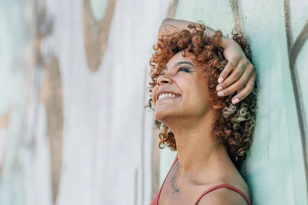 Meisje Glimlachen Gelukkig Straat Buiten Zomer — Stockfoto