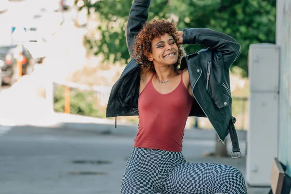 Jeune Fille Urbaine Souriant Dansant Joyeusement Dans Rue — Photo