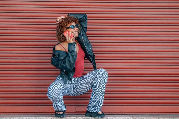 Urban Style Black Latin Girl Mit Handy Auf Der Straße — Stockfoto