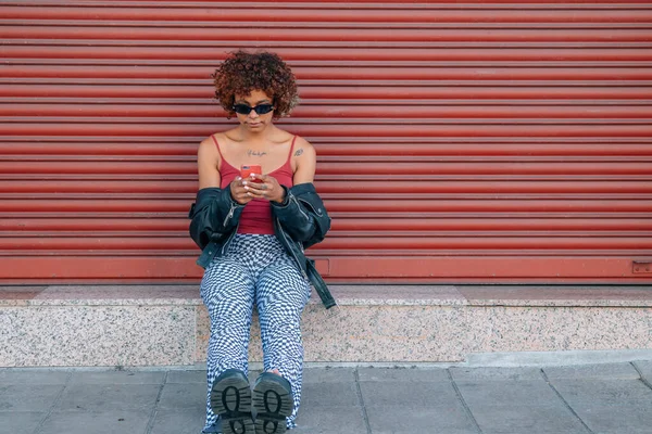 Sokak Ortasında Cep Telefonu Olan Şehir Tarzı Siyah Latin Kız — Stok fotoğraf