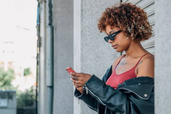 Urban Woman Mobile Phone Sunglasses Street — 스톡 사진