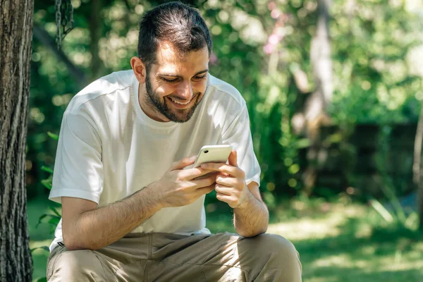 Jonge Man Met Mobiele Telefoon Natuurlijke Achtergrond — Stockfoto