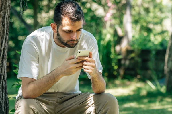 Jonge Man Met Mobiele Telefoon Natuurlijke Achtergrond — Stockfoto