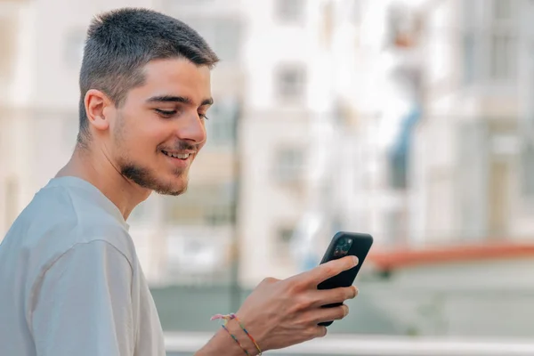 Joven Con Teléfono Móvil Calle — Foto de Stock