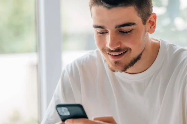 Hombre Joven Con Teléfono Móvil Charlando Jugando Juegos — Foto de Stock