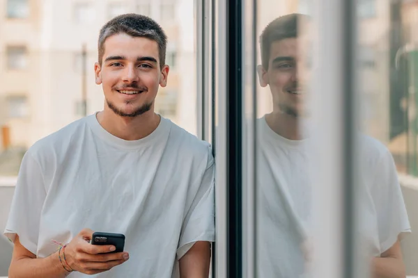 Joven Con Teléfono Móvil Calle — Foto de Stock