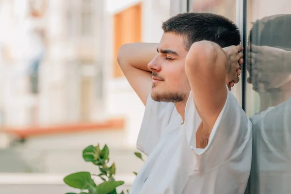 Jeune Homme Détendu Appuyé Sur Mur Extérieur — Photo