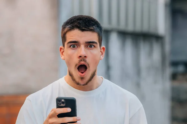 Jonge Man Met Mobiele Telefoon Uitdrukking Van Verbazing Verbazing Straat — Stockfoto