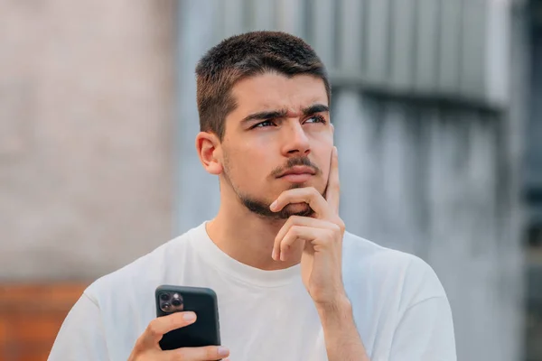 Pensativo Barbudo Atraente Jovem Com Telefone Celular Rua — Fotografia de Stock