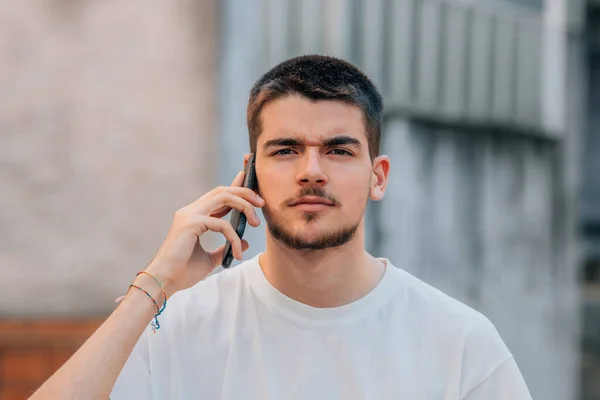 Aantrekkelijke Jongeman Met Baard Praten Mobiele Telefoon Straat — Stockfoto