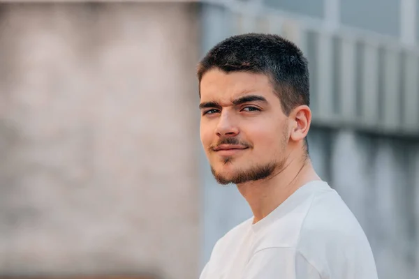 Retrato Joven Atractivo Con Barba Perilla Calle — Foto de Stock