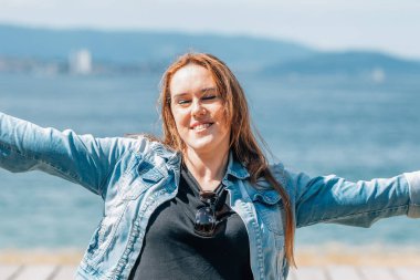 Yazın sahilde eğlenen doğal kadın.