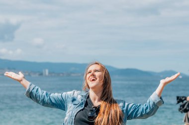 Yazın sahilde eğlenen doğal kadın.